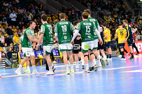 Begrüßung zwischen Hákun West av Teigum (34; Füchse Berlin) und David More (15; Rhein Neckar Löwen)