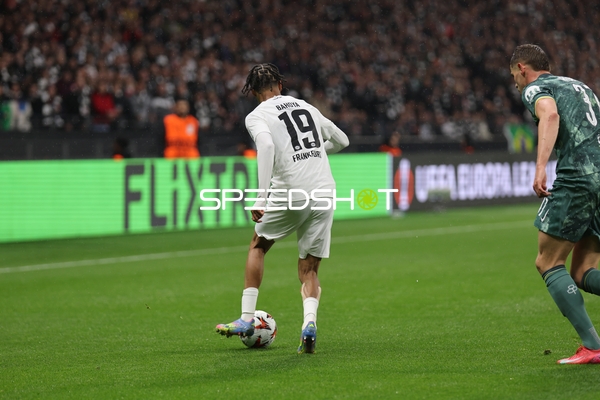 Jean-Mattéo Bahoya (19, Eintracht Frankfurt) dribbelt
