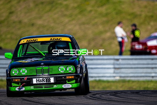 Klassischer BMW auf der Rennstrecke