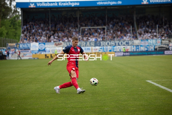 19, FC Hansa Rostock spielt Ball