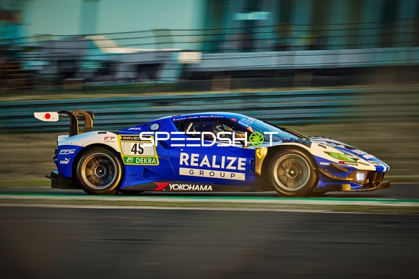 Fahrzeug auf der Rennstrecke