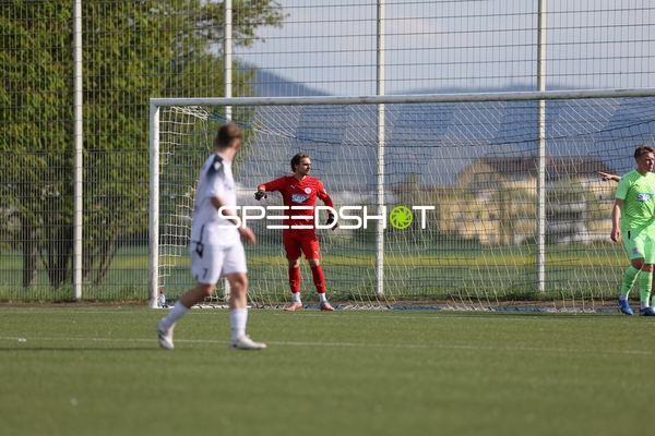 Torwart in Aktion vor dem Tor