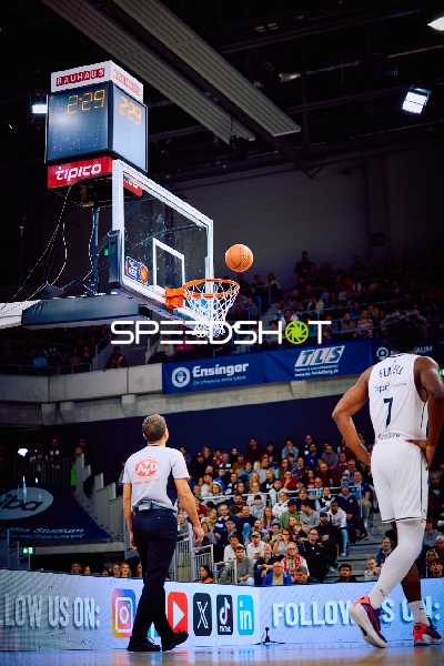 Ball fliegt in den Korb nach einem erfolgreichen Wurf.