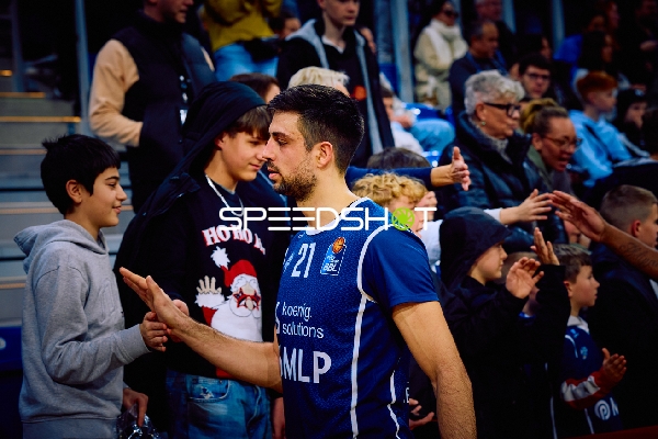 Spieler gibt Zuschauern High-Fives