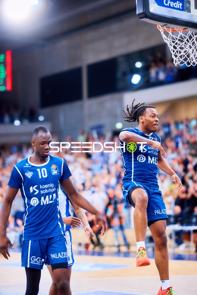 Jump shot Bakary Dibba (10;MLP Academics Heidelberg), DJ Horne (0;MLP Academics Heidelberg)
