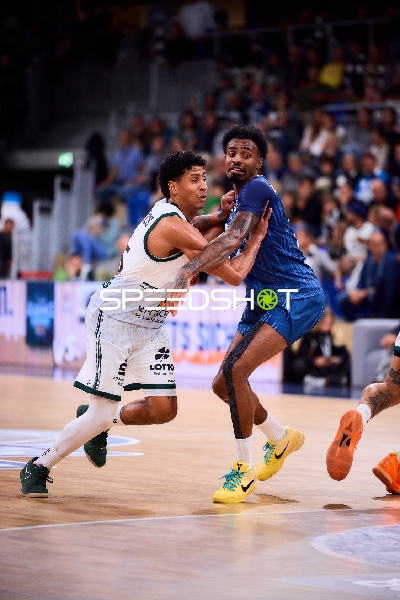 Michael Weathers (20; MLP Academics Heidelberg) und Eli Brooks (55; Gladiators Trier) in Aktion