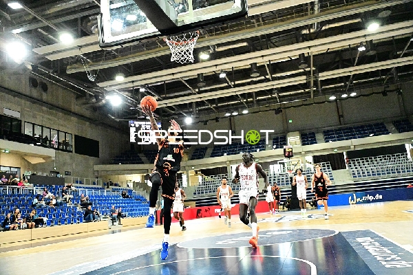 Tevin Brown (10; Rasta Vechta) wirft, Both Gach (11; JL Bourg Basket) verteidigt