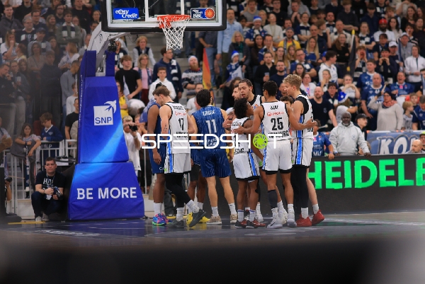 Zsombor Maronka (5; Veolia Towers Hamburg) und Zacharie Perrin (52; Veolia Towers Hamburg) in Aktion