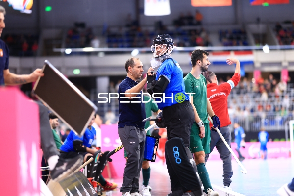 Antonio CAMACHO (1; Portugal) im Gespräch mit Trainer