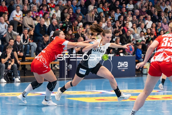 Julia Maidhof (27; Deutschland) mit Ball gegen Norma Goldmann (15; Schweiz)