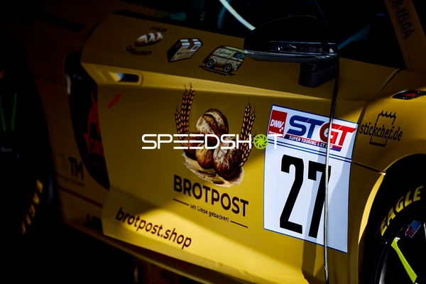 Detailaufnahme von Rennauto Startnummer 27