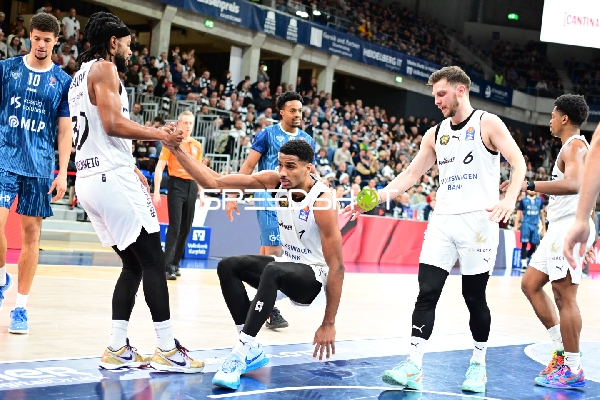 Szene mit Ferdinand Zylka (6; Basketball Löwen Braunschweig) und Samuell Williamson (10; MLP Academics Heidelberg)