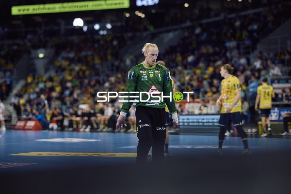 Ein Torwart steht konzentriert auf dem Spielfeld.