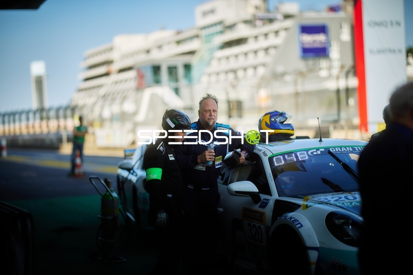 Rennfahrzeug in der Boxengasse