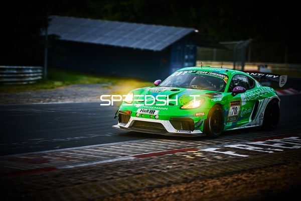 Fahrzeug auf der Rennstrecke