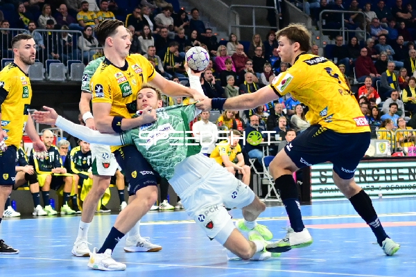 Jannik Kohlbacher (80; Rhein Neckar Löwen) im Zweikampf mit Mathias Gidsel (19; Füchse Berlin)