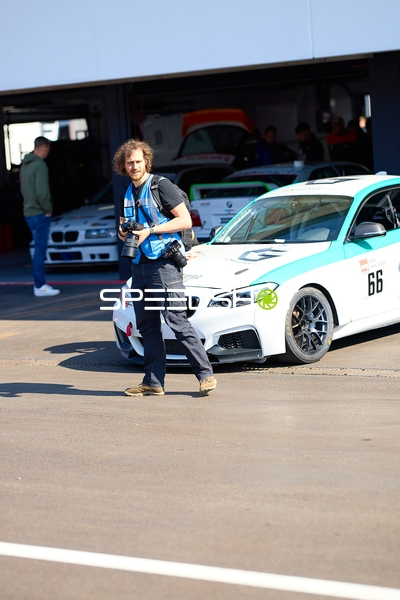 Fahrzeug mit Startnummer 66 in der Boxengasse