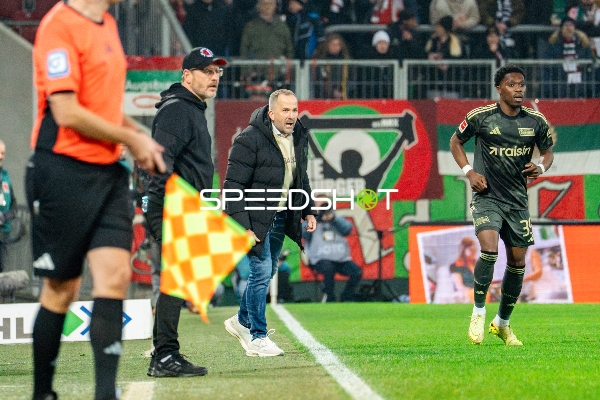 Trainer und Spieler an der Seitenlinie