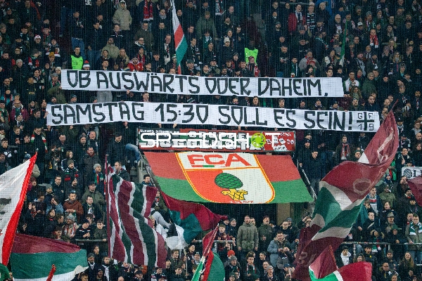 Fans mit Bannern und Fahnen