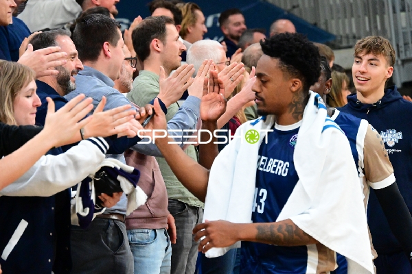 Spieler begrüßen Fans nach dem Spiel