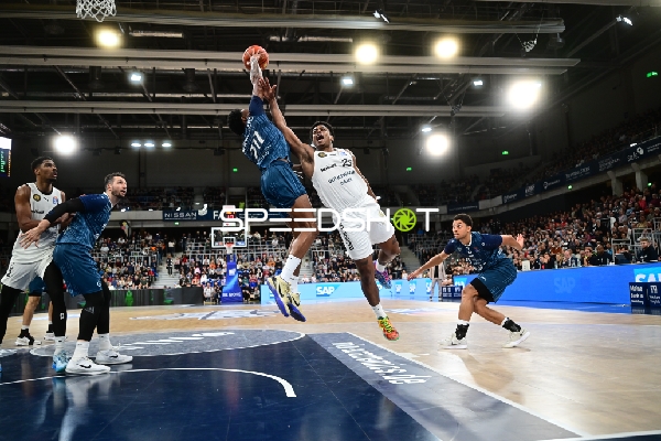 Spielaktion mit David NGuessan (1; Basketball Löwen Braunschweig) und Verteidigern