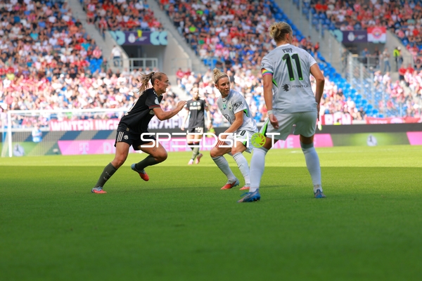 Zweikampf zwischen Georgia Stanway (31; FC Bayern Frauen 1) und Svenja Huth (10; VFL)