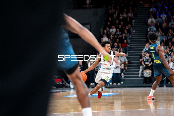 Spielaktion mit Ross Williams (34; Veolia Towers Hamburg)