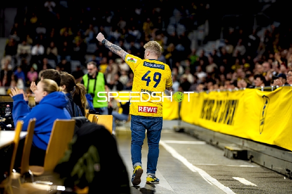 Fan Kevin Gerwin (49; Rhein Neckar Löwen) vor den Fans