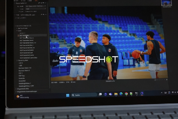 Training oder Teammeeting mit Basketbällen in einer Sporthalle.