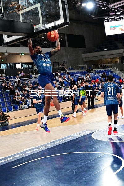 Michael Weathers (20; MLP) wirft Dunk