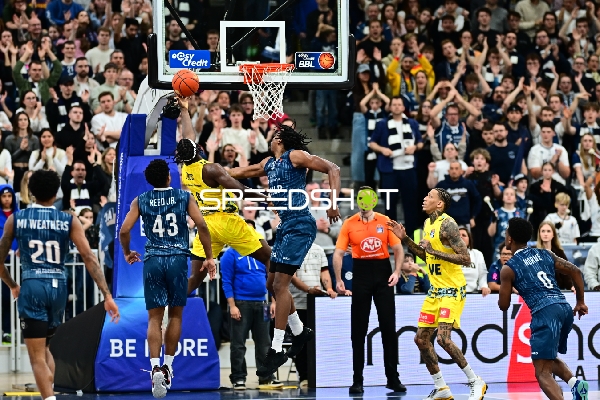 Michale Kyser (12; EWE Baskets Oldenburg) am Korb