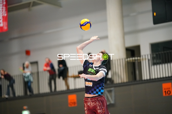 Aufschlag von Laurenz Welsch (12; WWK Volleys Herrsching)