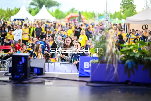 Zuschauer feiern bei der Saisoneröffnung