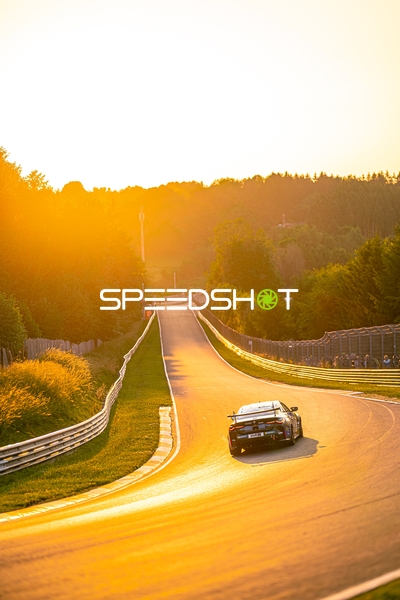 Fahrzeug auf Strecke