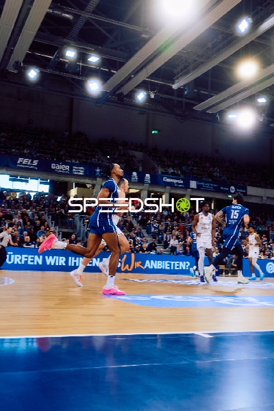 Ein Spieler von Brose Bamberg läuft auf dem Spielfeld.