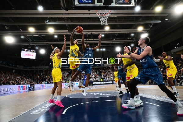 Spielaktion mit Ryan Mikesell (33; MLP Academics Heidelberg) und James Woodard (10; EWE Baskets Oldenburg)