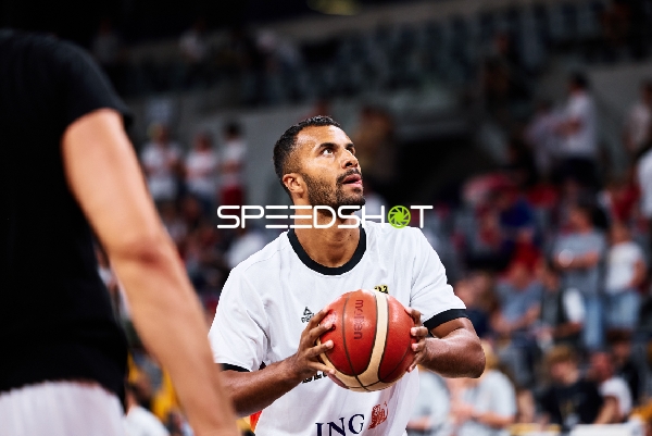 Isaac Bonga (0; Deutschland) beim Wurfversuch