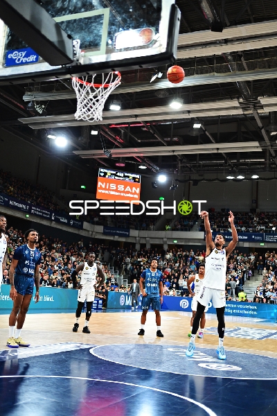 David NGuessan (1; Basketball Löwen Braunschweig) wirft Freiwurf