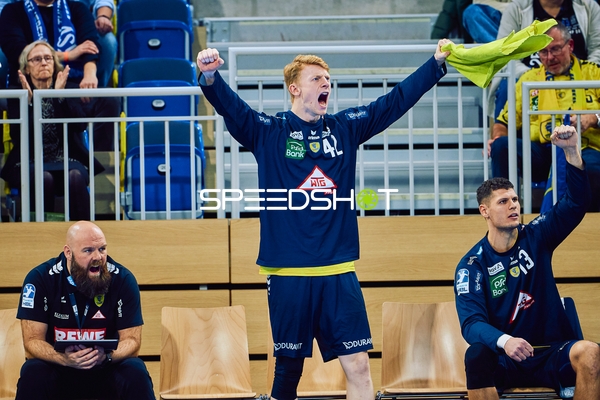 Spieler jubeln von der Bank aus