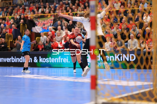 Szene mit Mia Ziercke (34; HSG Bensheim/Auerbach) und Natsuki Aizawa (23; Thüringer HC)