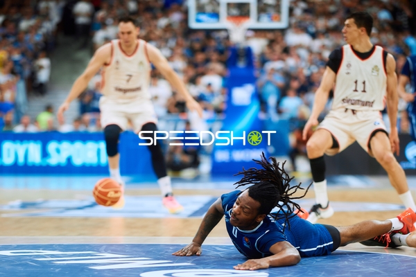 DJ Horne (0, MLP Academics Heidelberg) am Boden