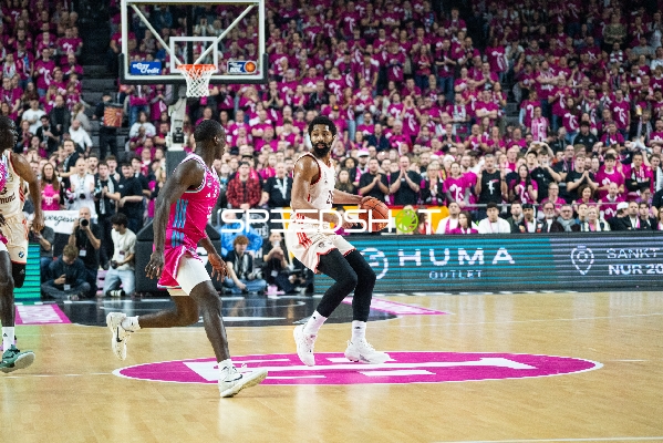 Spencer Dinwiddie (26; FC Bayern Basketball) in Aktion