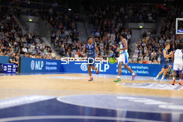 Spielaktion mit DJ Horne (0; MLP Academics Heidelberg)