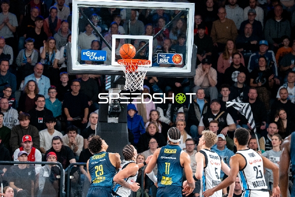 Spielaktion mit Colin Schroeder (29; EWE Baskets Oldenburg) und Zsombor Maronka (5; Veolia Towers Hamburg)