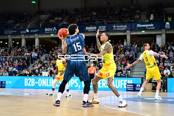 Marcel Keßen (15; MLP Academics Heidelberg) mit Ball gegen Michale Kyser (12; EWE Baskets Oldenburg) und Christopher Clemons (3; EWE Baskets Oldenburg)