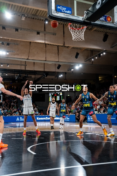 Spielaktion mit Zacharie Perrin (52; Veolia Towers Hamburg) und Christopher Clemons (3; EWE Baskets Oldenburg)