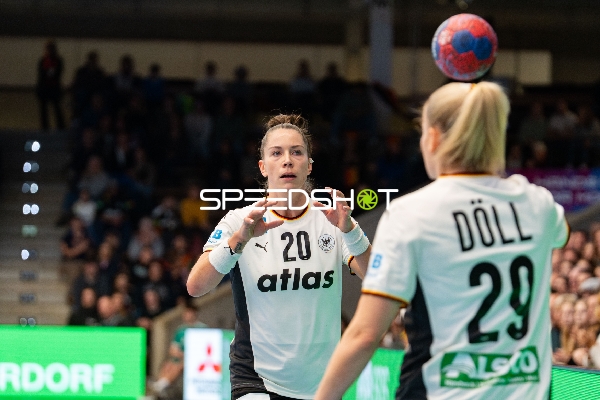 Emily Vogel (20; Deutschland) spielt Doppelpass