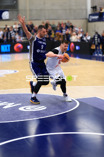 Zweikampf um den Ball mit Osun Osunniyi (12; MLP Academics Heidelberg) und David Nejezchleb (9; Basketball Nymburg)