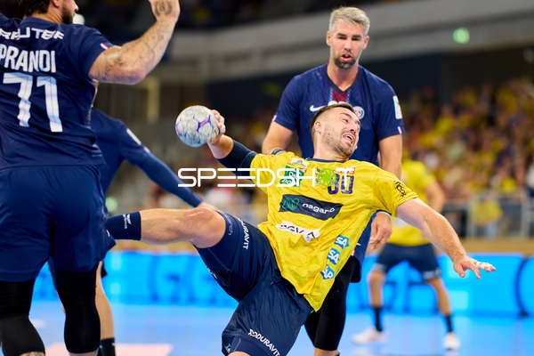 Spieler kämpfen um Ball