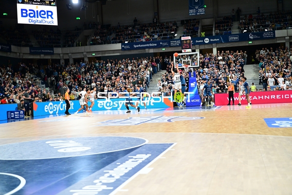 Jordan Roland (15; Gladiators Trier) mit Wurfversuch